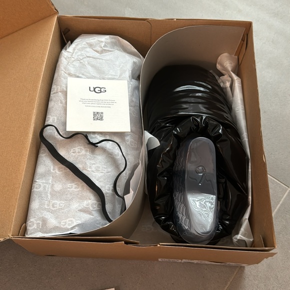 Ugg slippers - Picture 4 of 5